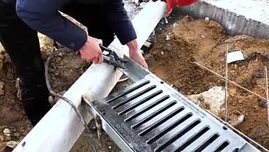 实拍筑路工人焊接钢材铺碎石地基视频的预览图